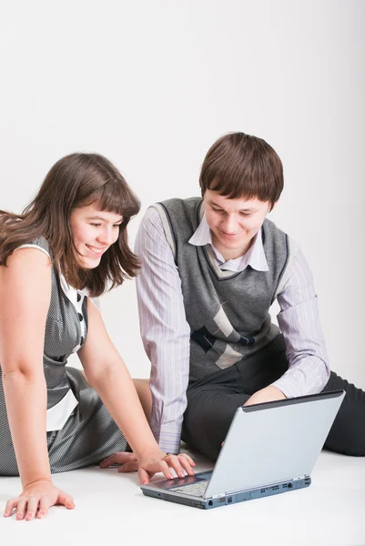 Mann Und Frau Arbeiten Gemeinsam Hinter Dem Laptop — Stockfoto