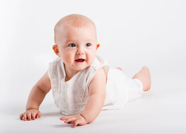 Retrato do bebê sorridente em um fundo branco — Fotografia de Stock