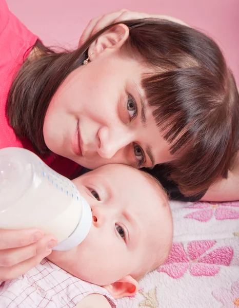 Mãe Alimenta Criança Pequena — Fotografia de Stock