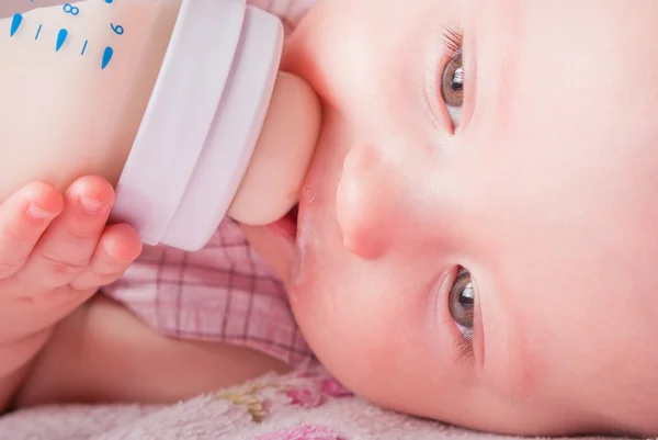 Criança Pequena Bebe Leite Uma Pequena Garrafa — Fotografia de Stock