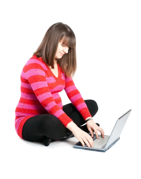 La donna incinta lavora dietro il computer portatile — Foto Stock