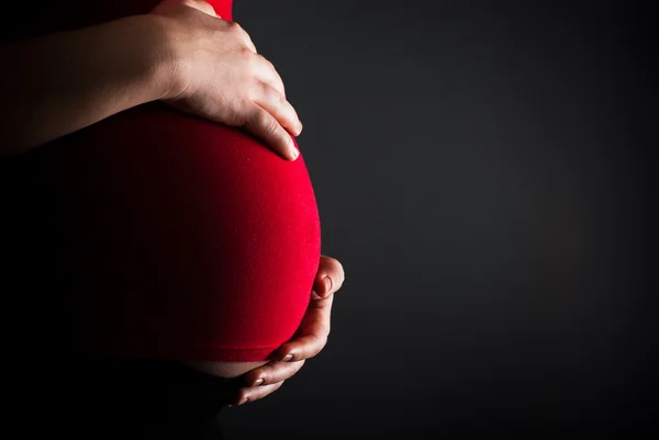 Estomac de la femme enceinte, gros plan — Photo