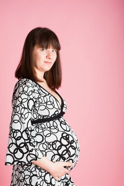 漂亮的孕妇在一件衣服的肖像 — 图库照片