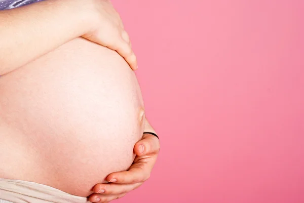 妊娠中の女性の裸の胃 — ストック写真