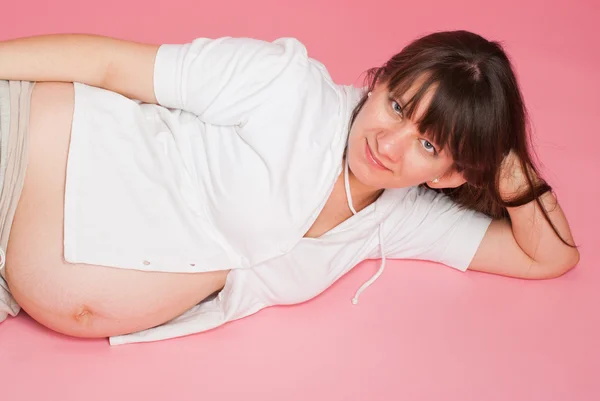 Portrét Těhotné Ženy Růžovém Pozadí — Stock fotografie