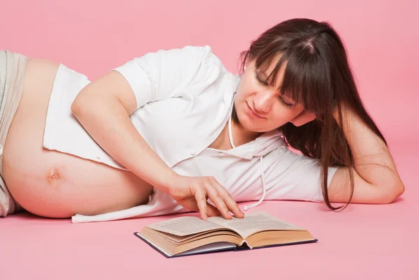 Kobieta w ciąży czyta książkę — Zdjęcie stockowe
