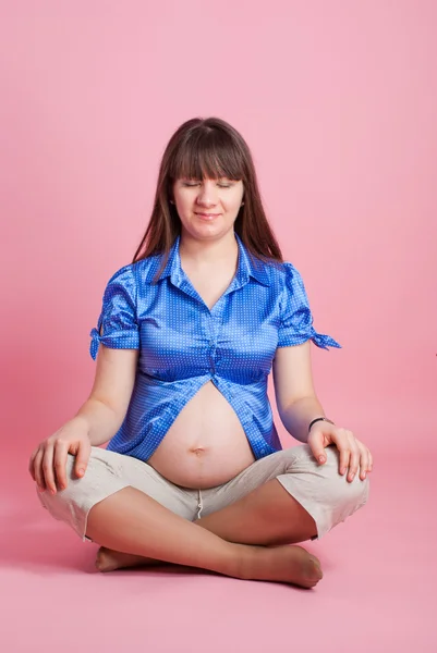 Pregnant Woman Sits Pink Background His Eyes Closed — Stock Photo, Image