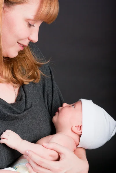 Mãe segura mãos da criança recém-nascida — Fotografia de Stock