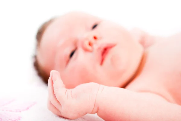 A criança recém-nascida de perto, em um fundo branco — Fotografia de Stock