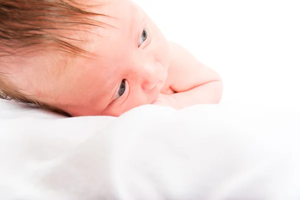 Novorozené dítě zblízka na bílém pozadí — Stock fotografie