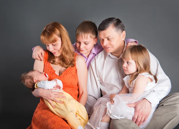 Alle Familie Kijkt Naar Het Pasgeboren Kind — Stockfoto