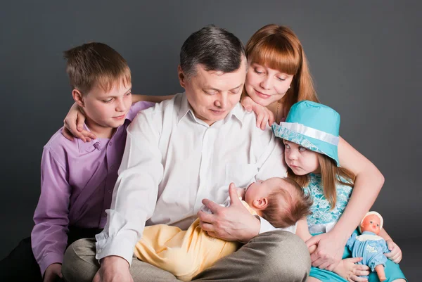 Die ganze Familie schaut auf das Baby — Stockfoto