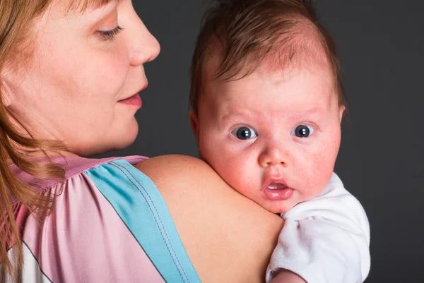 Criança Olha Para Fora Por Causa Ombro Mãe — Fotografia de Stock