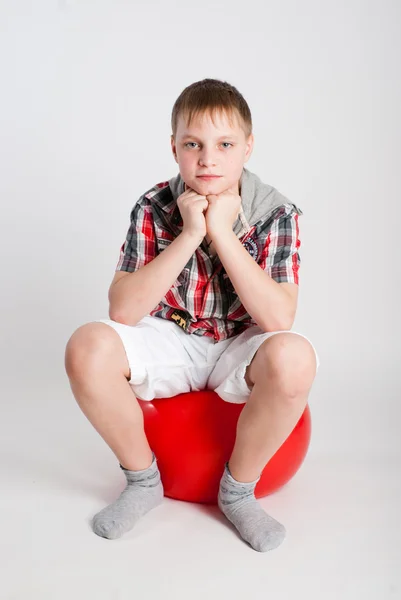 Porträtt av pojke på fitball — Stockfoto