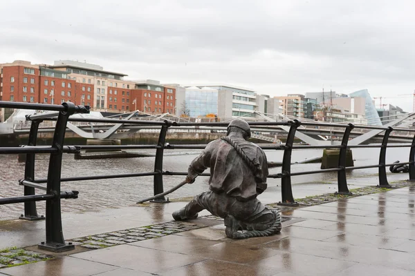 Estátua Linesman Situada Margem Rio Liffey Distrito Financeiro Dublin Irlanda — Fotografia de Stock