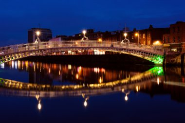Dublin Ha'Penny Bridge'de geceleri. İrlanda