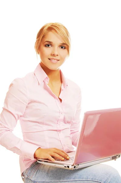 Blonde met roze laptop — Stockfoto