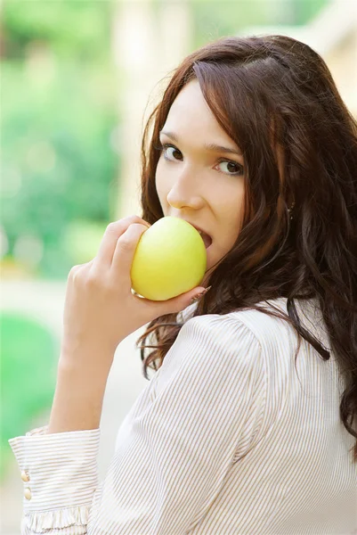 Κορίτσι με μήλο — Φωτογραφία Αρχείου