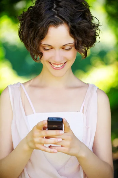 Menina com celular ao ar livre — Fotografia de Stock