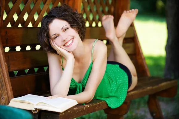 Flicka med boken utomhus — Stockfoto