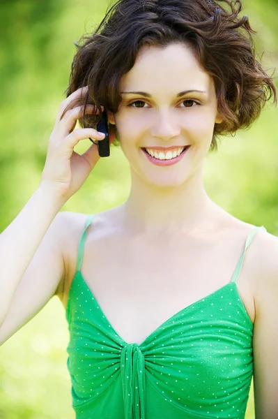 Chica con teléfono celular al aire libre — Foto de Stock