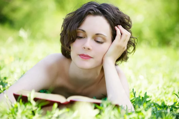 Młoda kobieta, czytanie na zewnątrz — Zdjęcie stockowe