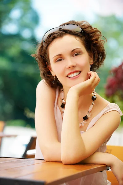 Χαμογελώντας νεαρή γυναίκα σε εξωτερικούς χώρους — Φωτογραφία Αρχείου