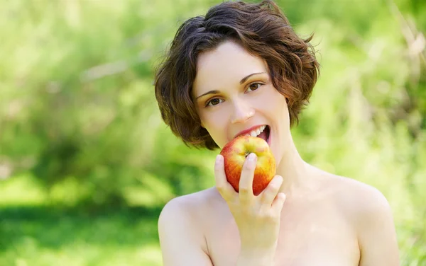 Chica con manzana al aire libre — Foto de Stock
