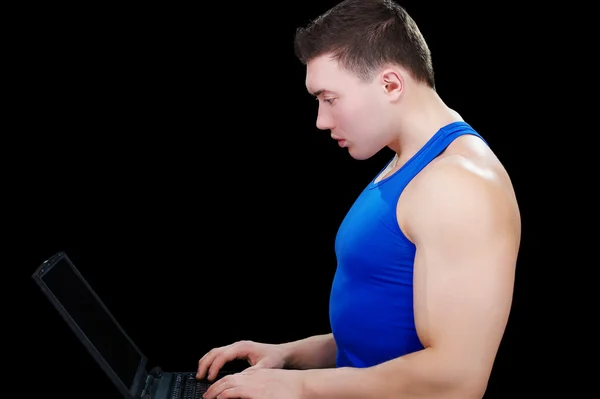 Bodybuilder man met laptop — Stockfoto