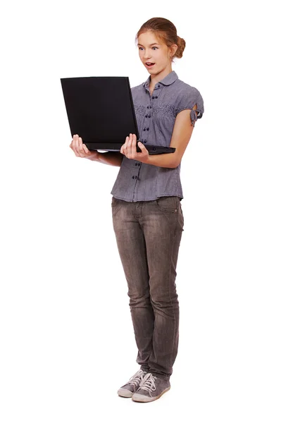 Удивлённая девушка с ноутбуком — стоковое фото
