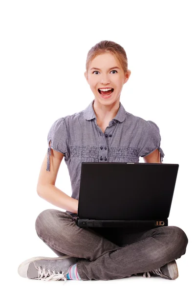 Νεαρή γυναίκα με φορητό υπολογιστή — Φωτογραφία Αρχείου