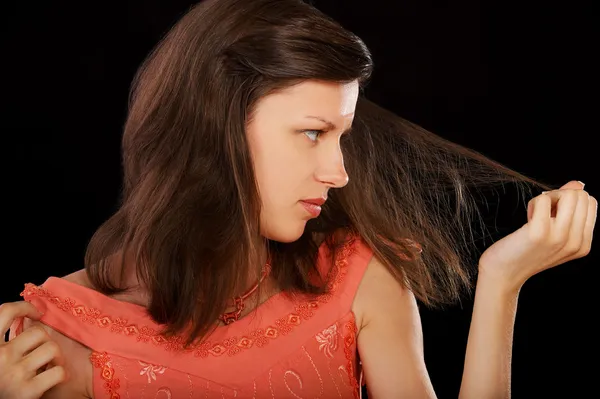Mujer con el pelo dañado — Foto de Stock