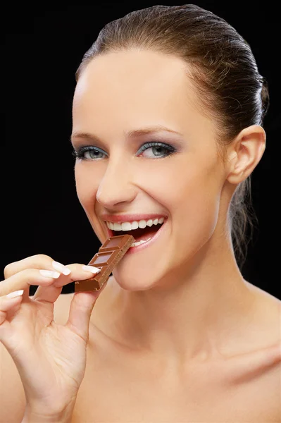Mladá žena jíst sladkosti — Stock fotografie
