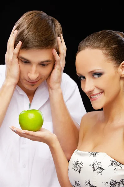 Mladý pár s apple — Stock fotografie