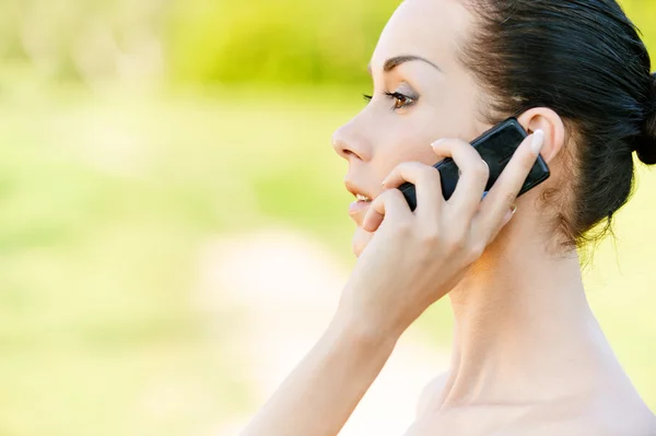 Vrouw gesprekken per mobiele telefoon — Stockfoto