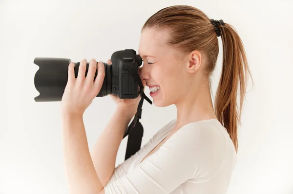 Девушка с зеркальной камерой — стоковое фото