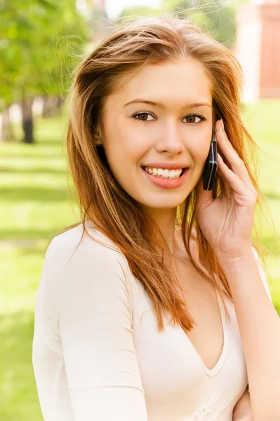 Genç kadın telefonla konuşuyor. — Stok fotoğraf