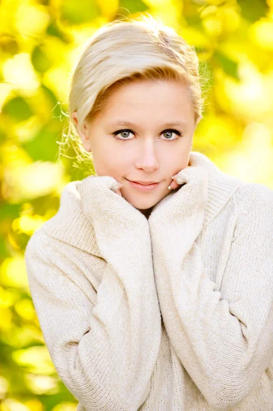 Szőke lány fehér pulóver — Stock Fotó