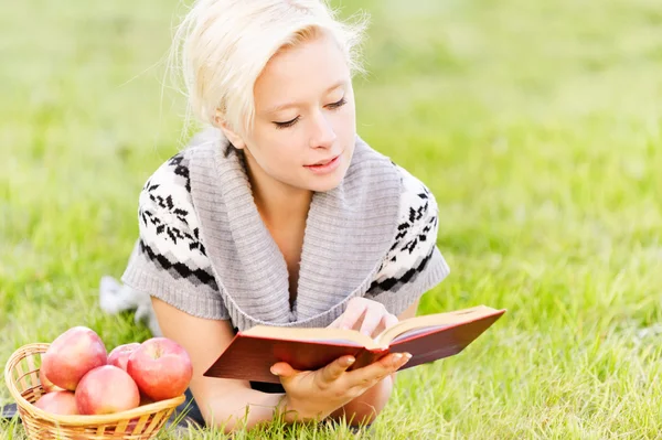Γοητευτικό κορίτσι διαβάζει το βιβλίο. — Φωτογραφία Αρχείου