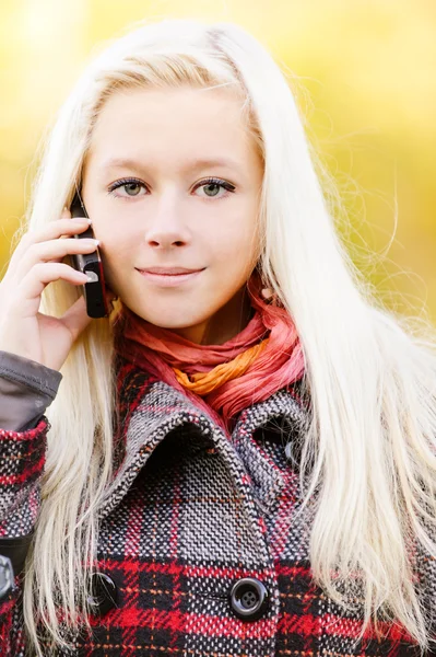 Ung blond samtal om mobiltelefon — Stockfoto
