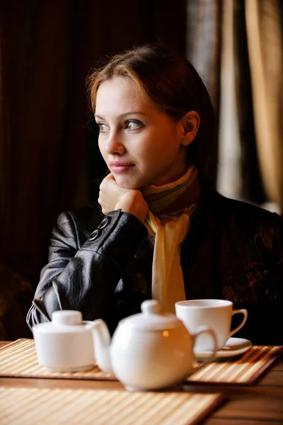 Młoda piękna kobieta siedzi w kawiarni — Zdjęcie stockowe