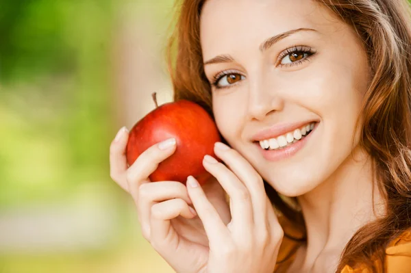Dívka s červenými jablky — Stock fotografie