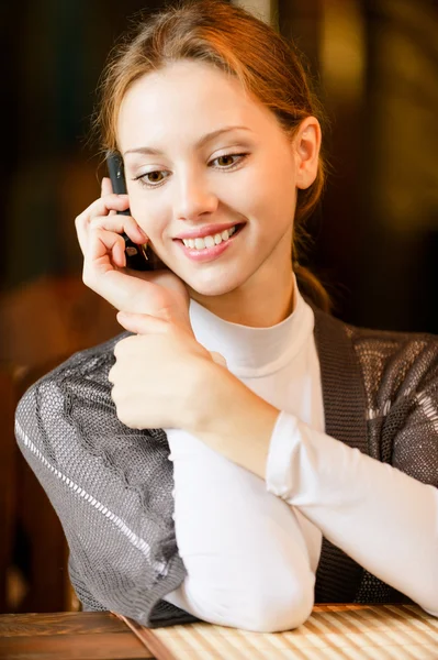 Jonge vrouw besprekingen via de telefoon. — Stockfoto
