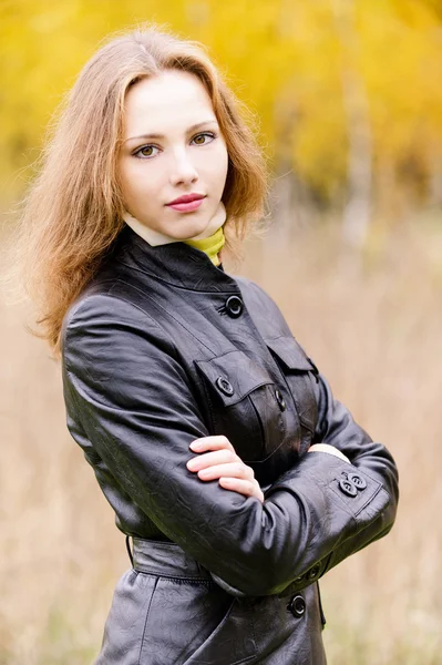 Siyah ceketli genç kadının portresi — Stok fotoğraf