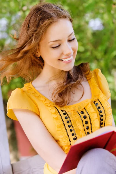 Langharige meisje leest boek — Stockfoto