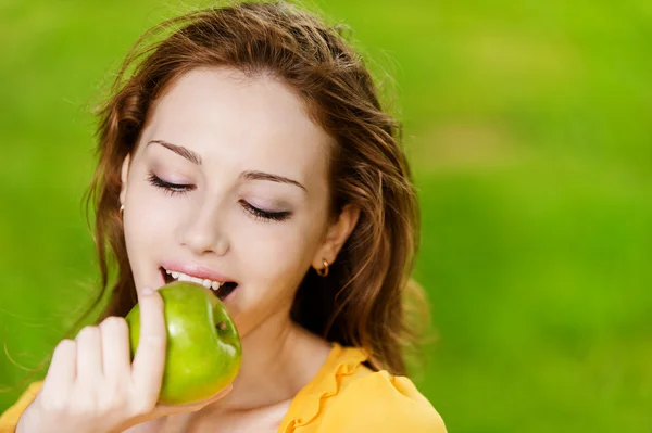 Flicka med grönt äpple — Stockfoto