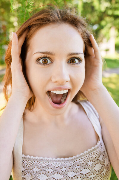 Красивая женщина кричит
