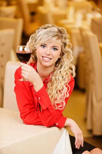 Νεαρή γυναίκα με κόκκινο κρασί — Φωτογραφία Αρχείου