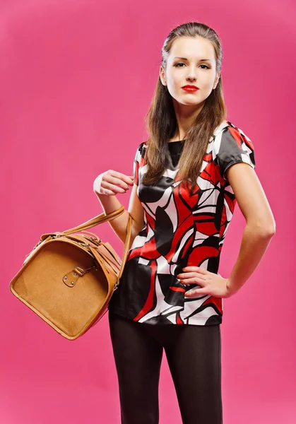 Černovlasá dívka s hnědou tašku — Stock fotografie