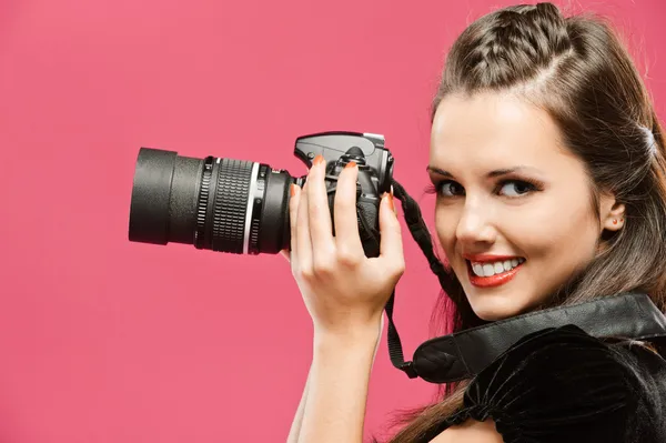 Mujer-fotógrafo en las manos DSLR — Foto de Stock